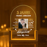 Leuchtender LED Aufsteller zum Jahrestag mit Holzsockel mit Foto vom Brautpaar als Geschenkidee von Love & Faith