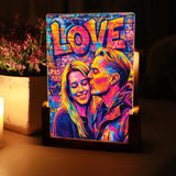 Leuchtender LED Aufsteller zum Valentinstag mit Holzsockel mit eigenen Namen und Daten personalisieren mit Love & Faith