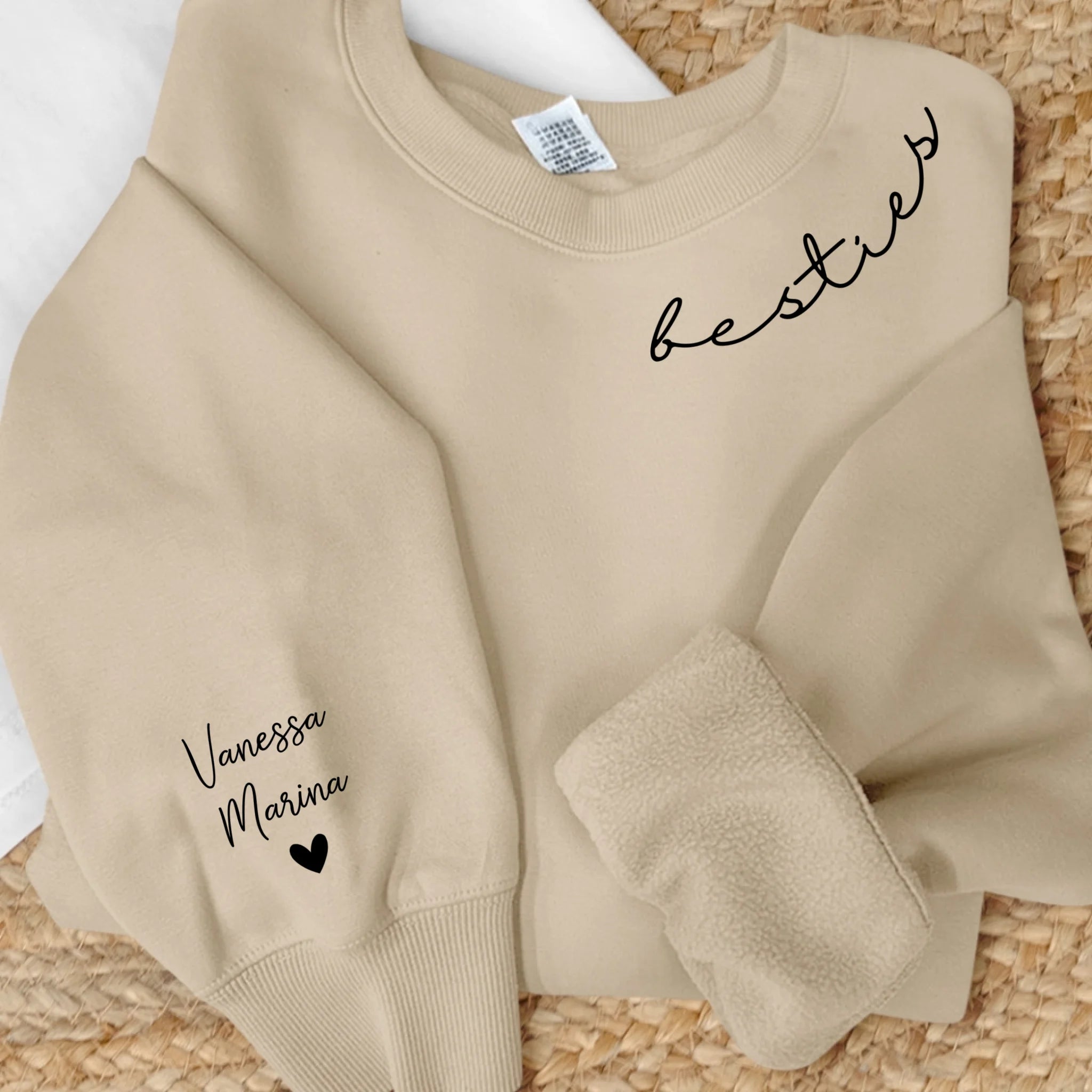 Beiger Sweater mit Mama Schriftzug und Kindernamen auf dem Ärmel - Personalisiertes Geschenk von Love & Faith