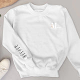 Weißer Sweater für Mama mit Kindernamen personalisierte Geschenkidee zum Muttertag von Love & Faith