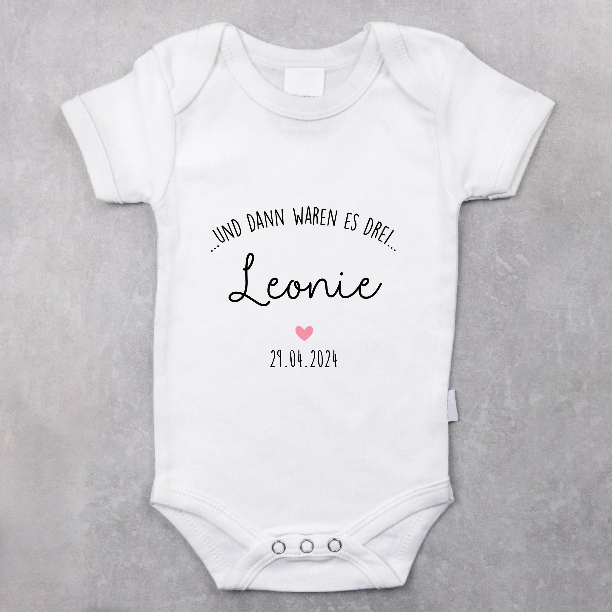 weißer kurzarm Babybody personalisierbar mit Namen - gefertigt con Love & Faith