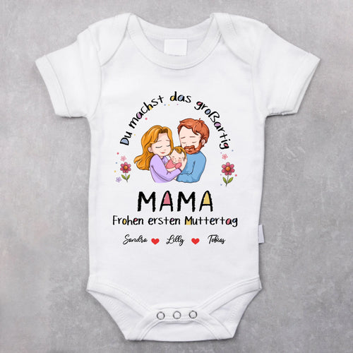 weißer kurzarm Babybody zum Muttertag mit Familienzeichnung und Namen - gedruckt von Love & Faith
