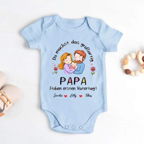 blauer kurzarm Babybody zum Vatertag mit Familienzeichnung und Namen - Papa Geschenk von Love & Faith