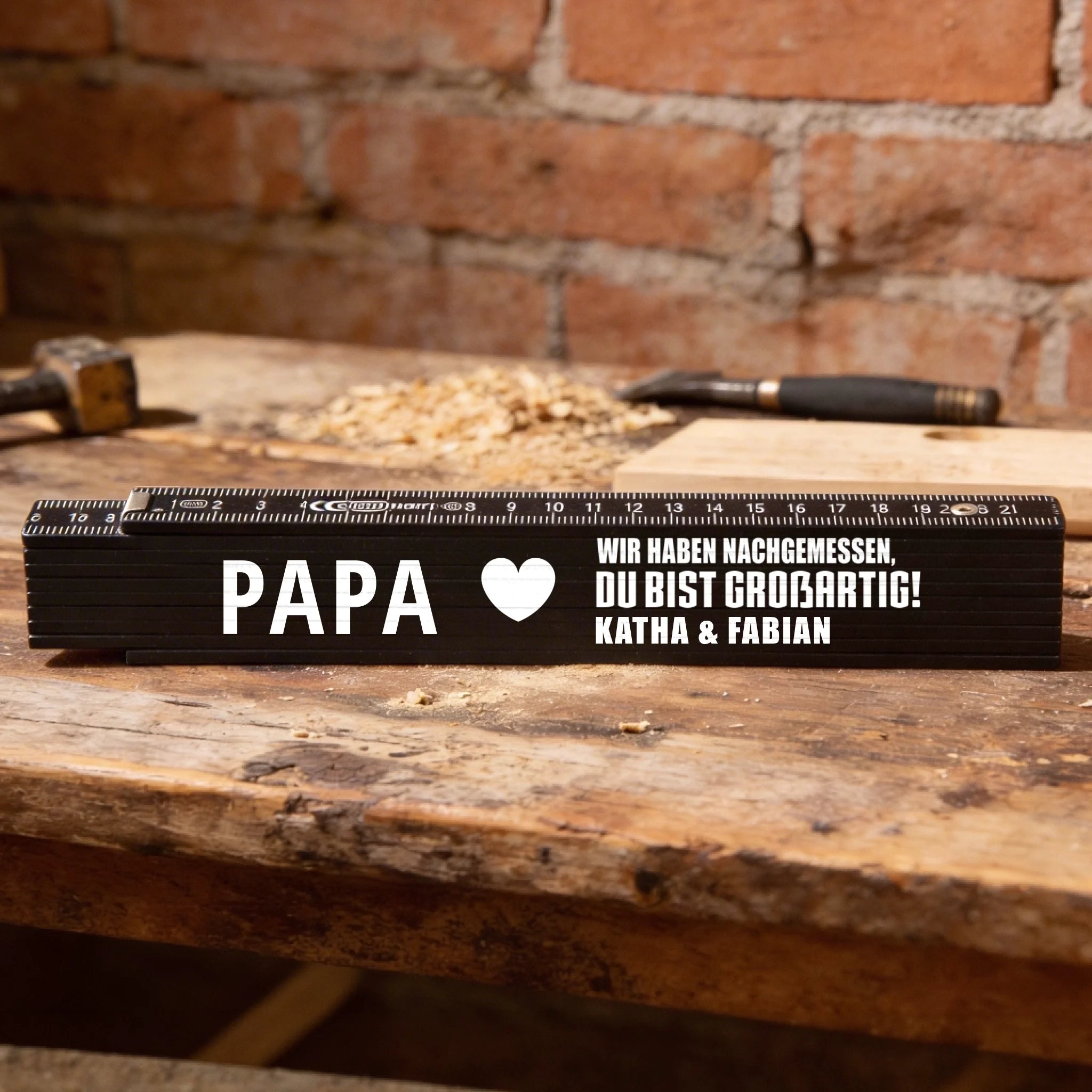 schwarzer 2m Zollstock mit eigenem Foto und Namen personalisiert als Geschenk für Partner von Love & Faith