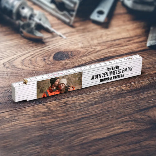weißer 2m Zollstock mit eigenem Foto und Namen personalisiert als Partnergeschenk von Love & Faith