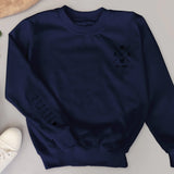 Dunkelblauer Pullover für Papa mit Kindernamen personalisierte Geschenkidee zum Vatertag von Love & Faith