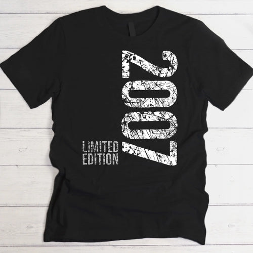 Personalisiertes T-Shirt mit Geburtstag mit Limited Edition in schwarz mit eigenem Design gedruckt von Love & Faith