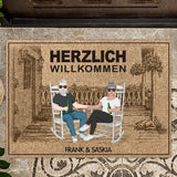Personalisierte Fußmatte 70x50cm Herzlich willkommen - Paar sitzt auf Veranda - von Love & Faith