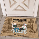 Personalisierte Fußmatte 70x50cm Herzlich willkommen - Paar sitzt auf Veranda - von Love & Faith