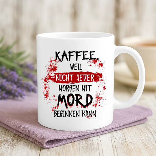 Weiße Tasse mit "Kaffee, weil nicht jeder Morgen mit Mord beginnen kann" Spruch und personalisiertem Namen originelle Geschenkidee von Love & Faith
