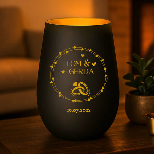 schwarz goldenes Windlicht mit Namen und Jahrestag personalisiert von Love & Faith