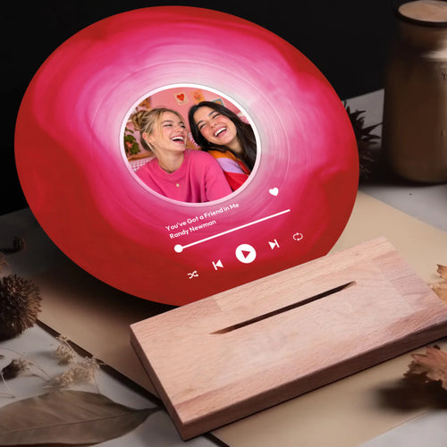 Holzaufsteller mit personalisiert bedruckter Acrylplatte in Schallplattenoptik - gefertigt von Love & Faith